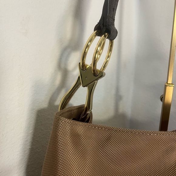 Elegant Brown Shoulder Bag with Versatile Design - Picture 3 of 5